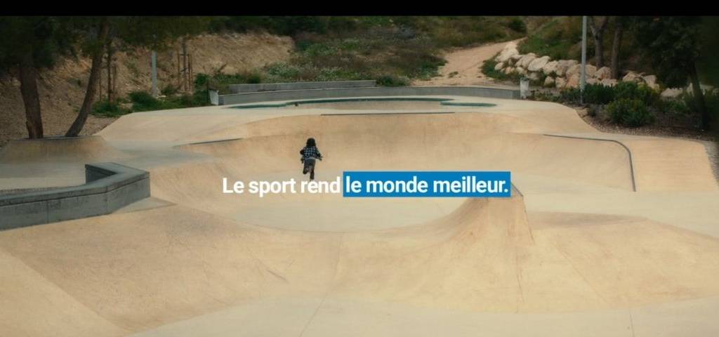 Campagne publicitaire Decathlon. Un enfant dans un skatepark
