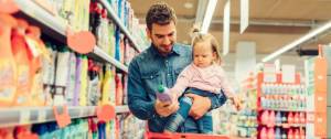 Un homme et sa filles dans un supermarché