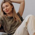 Une jeune femme qui prend un selfie