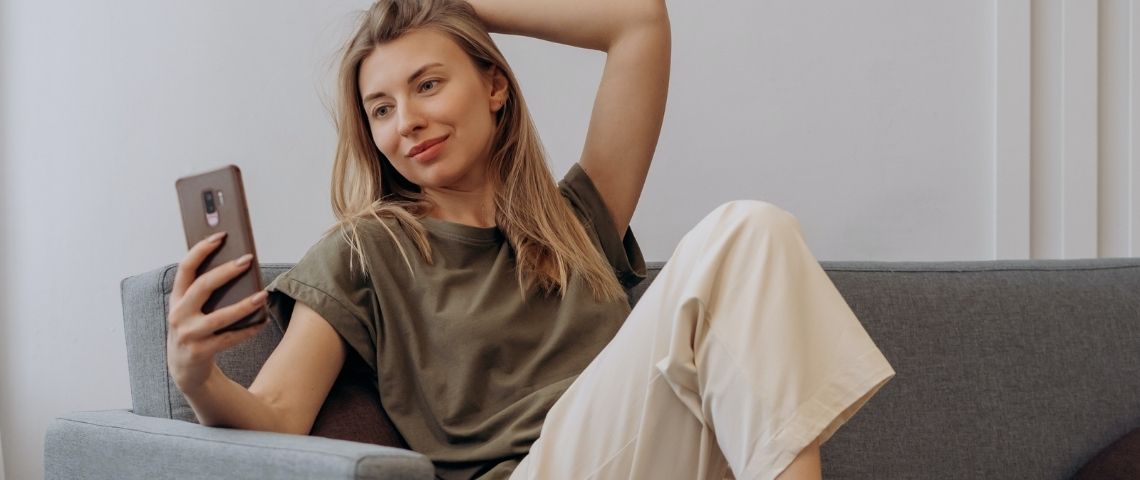 Orange X Publicis Une jeune femme qui prend un selfie