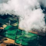 Vue du ciel, champs avec éoliennes