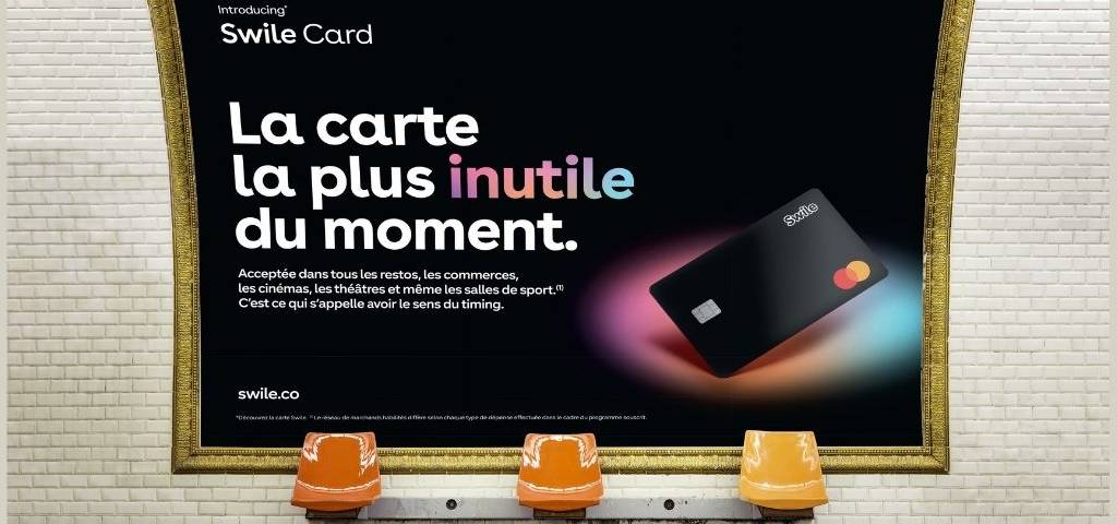 Campagne d'affichage dans le métro. Swile  -  la campagne la plus inutile du moment - . Photographie de la carte noire de Swile