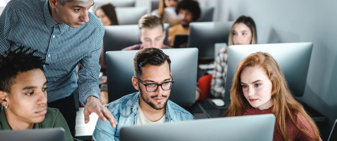 Comment former efficacement à Power BI et devenir opérationnel en quelques jours seulement Un formateur et ses apprenants