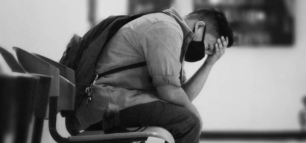 Un homme avec un masque (Covid). Il n'a pas l'air heureux