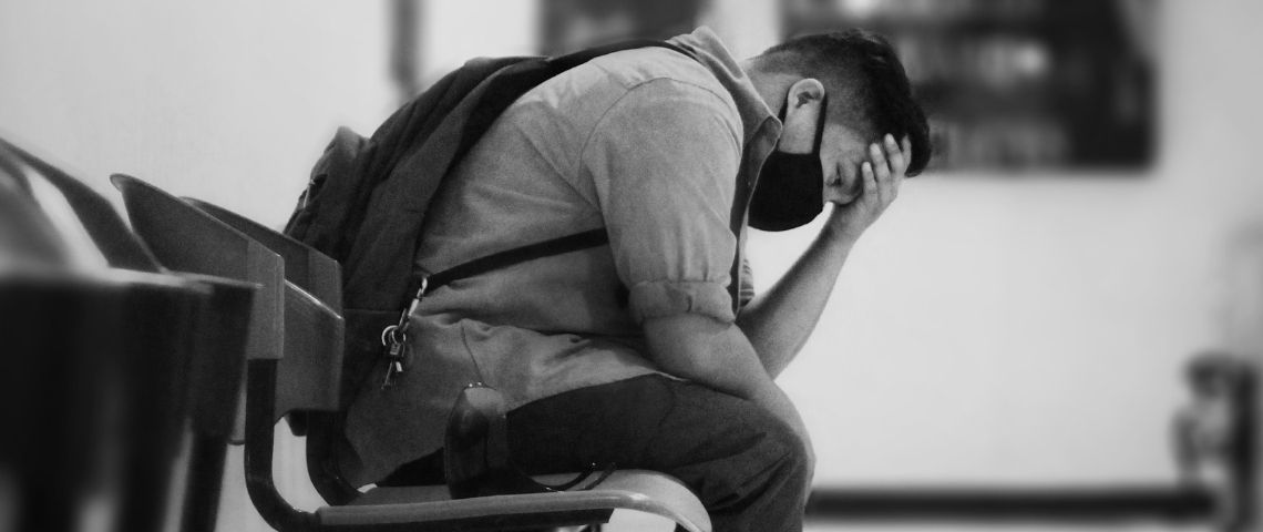 Sante-mentale Un homme avec un masque (Covid). Il n'a pas l'air heureux
