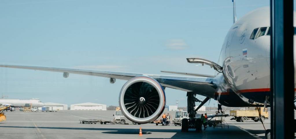 Un avion sur un parvis d'atterrissage