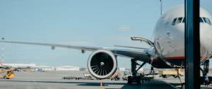 Un avion sur un parvis d'atterrissage