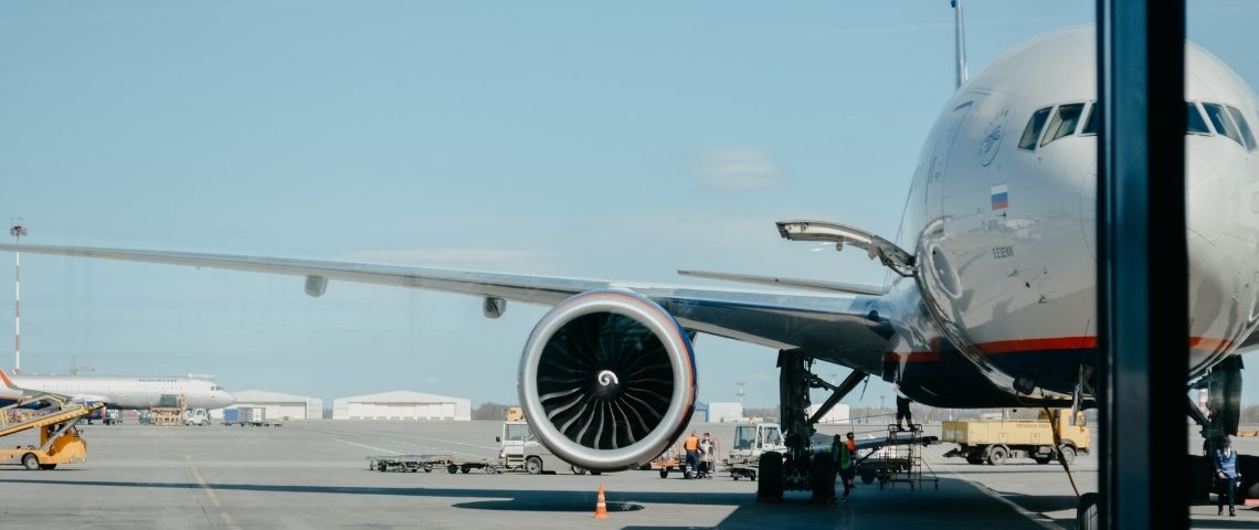 Total Un avion sur un parvis d'atterrissage