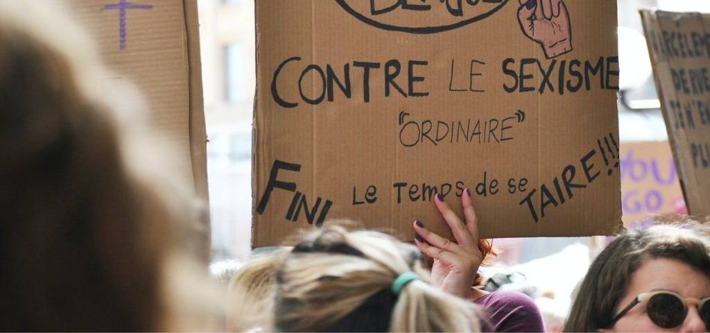 Photo d'une pancarte de manifestation contre le sexisme envers les femmes