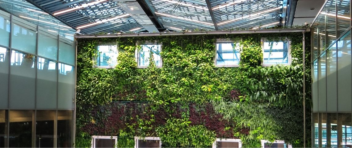 L’agence PCA-STREAM crée Stream Voices, le magazine digital destiné à partager le fruit de ses collaborations et de ses recherches en matière de ville du futur Batiment avec un mur végétal dans une cours intérieure