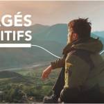 Homme contemplant un paysage de montagne
