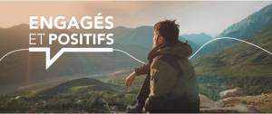 Homme contemplant un paysage de montagne