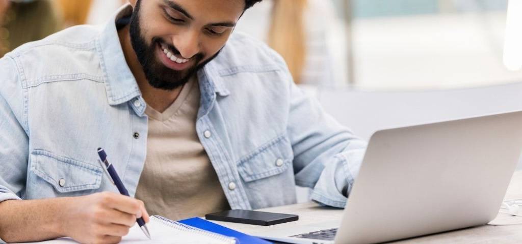 Comment créer une campagne digitale utile ?  Un homme travaille sur son ordinateur