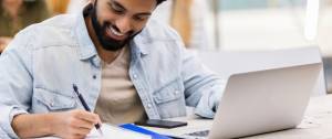 Un homme travaille sur son ordinateur