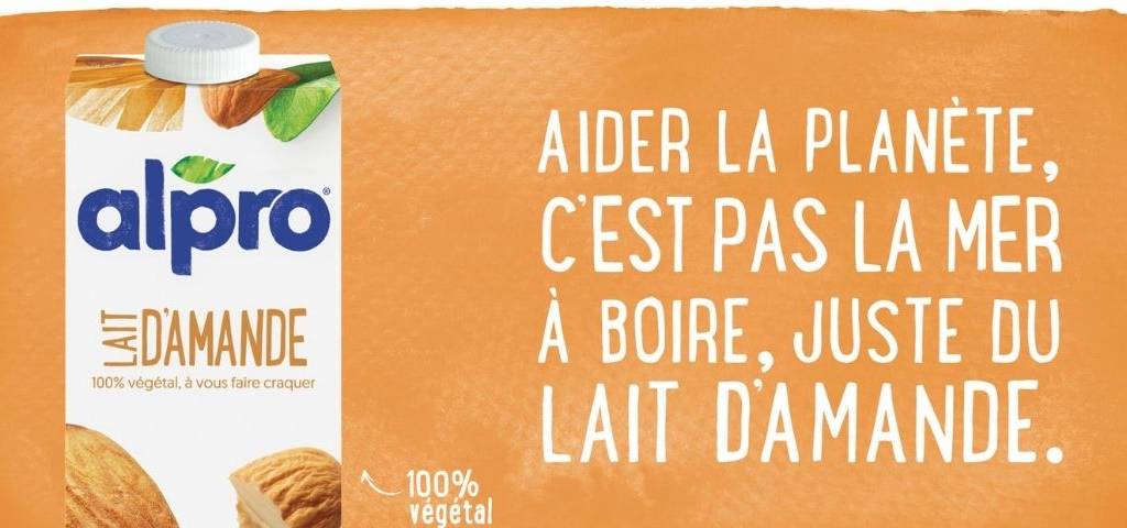 Message : Agir pour la planete, c'est pas la mer à boire, c'est juste du lait d'amande -  avec une bouteille de lait d'amande à côté