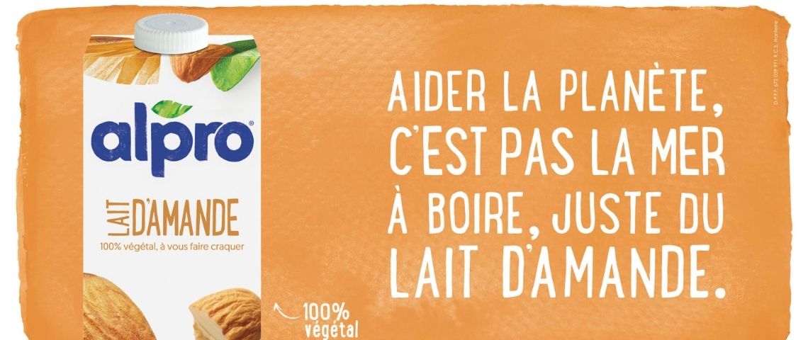 Alpro dévoile sa nouvelle campagne signée Fred & Farid Paris : Pour aider la planète, on peut aussi faire plaisir à nos papilles Message : Agir pour la planete, c'est pas la mer à boire, c'est juste du lait d'amande - avec une bouteille de lait d'amande à côté