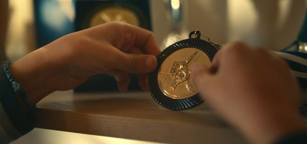 Jeune garçon tenant une médaille dans ses mains