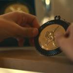 Jeune garçon tenant une médaille dans ses mains