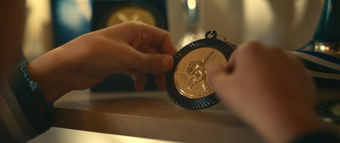 BN, la marque iconique au sourire, revient avec de grandes ambitions, accompagnée par l'agence TBWA Jeune garçon tenant une médaille dans ses mains