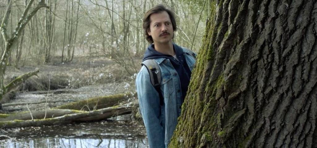 Le comédien Nicolas Méryeux observant une loutre