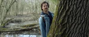 Le comédien Nicolas Méryeux observant une loutre