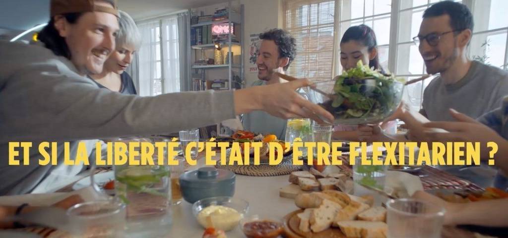 Personne partageant un repas avec le message sivant :  -  Et si la liberté c'était d'être fléxitarien ? - 