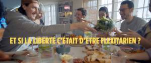 Personne partageant un repas avec le message sivant : " Et si la liberté c'était d'être fléxitarien ?"