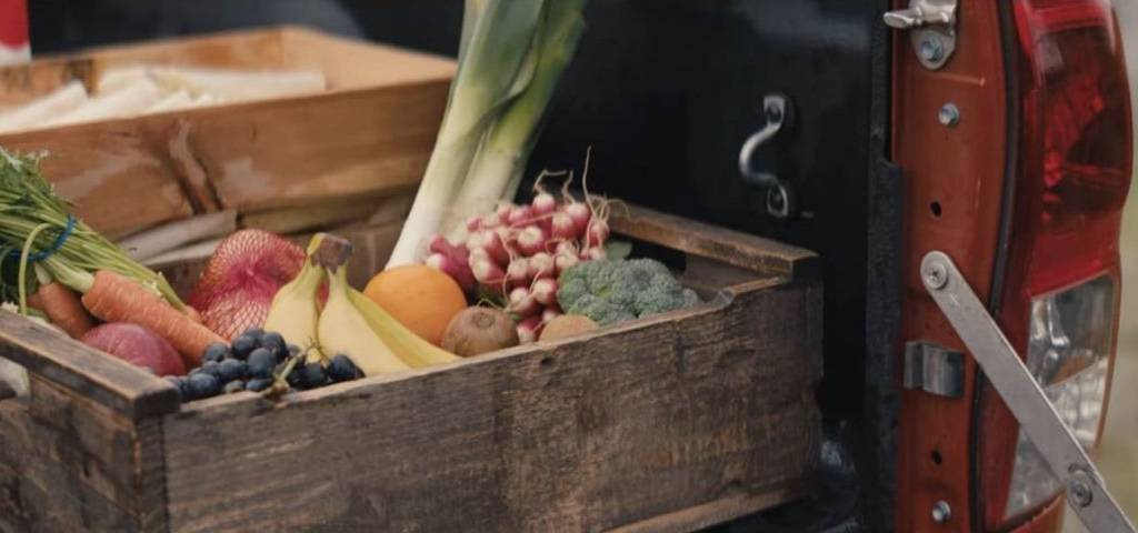 Cageots de légumes à l'arrière d'une voiture