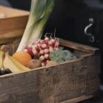 Cageots de légumes à l'arrière d'une voiture
