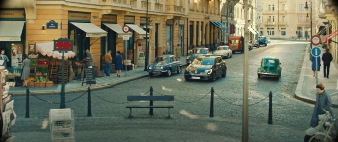 Renault Occasions lance sa campagne RENEW, « Et si votre nouvelle voiture était une Renault Occasions ? « accompagné par l’agence de communication Publicis Conseil. Voiture roulant en ville
