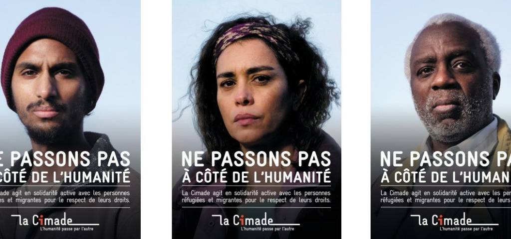3 personnes avec le message  - Ne passons pas à côté de l'humanité - 