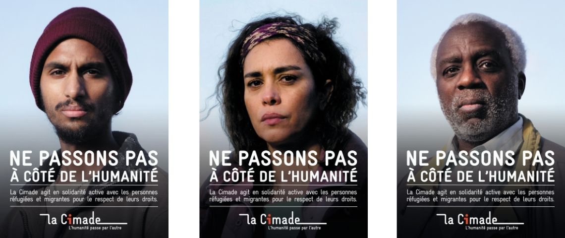 L’association La Cimade, accompagnée par l’agence Josiane, prend la parole pour les droits des personnes réfugiées et migrantes 3 personnes avec le message - Ne passons pas à côté de l'humanité -