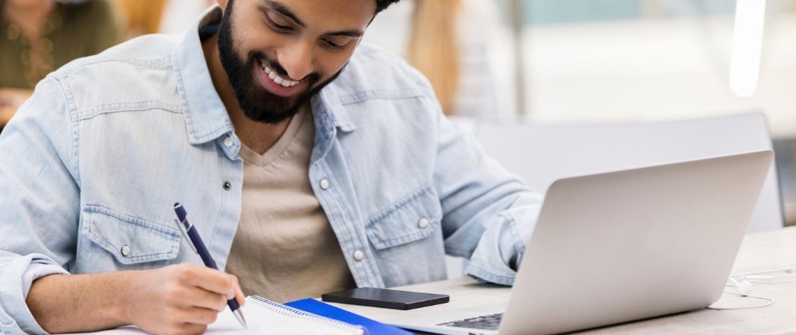 Comment créer une campagne digitale utile ? Un homme travaille sur son ordinateur