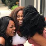 Femmes noires se serrant dans les bras et riant