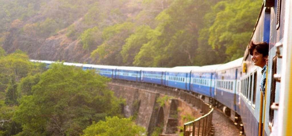Train avec une jeune femme passant son visage par la fenêtre
