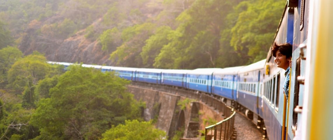 Railcoop, première société coopérative d'intérêt collectif de France dédiée au ferroviaire, vient de franchir le palier d’1,5 million d’euros de capital souscrit, condition nécessaire à l’obtention de la licence d’opérateur ferroviaire voyageurs. Train avec une jeune femme passant son visage par la fenêtre