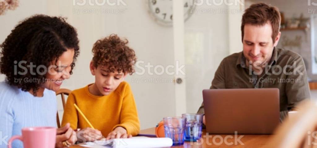 D’après une étude iStock, les marques et entreprises françaises encouragent les stéréotypes de genre par le biais de leurs communications visuelles. Papa travaillant sur son ordinateur pendant que la maman aide un enfant à faire ses devoirs