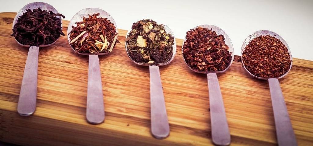 5 cuillères avec des épices