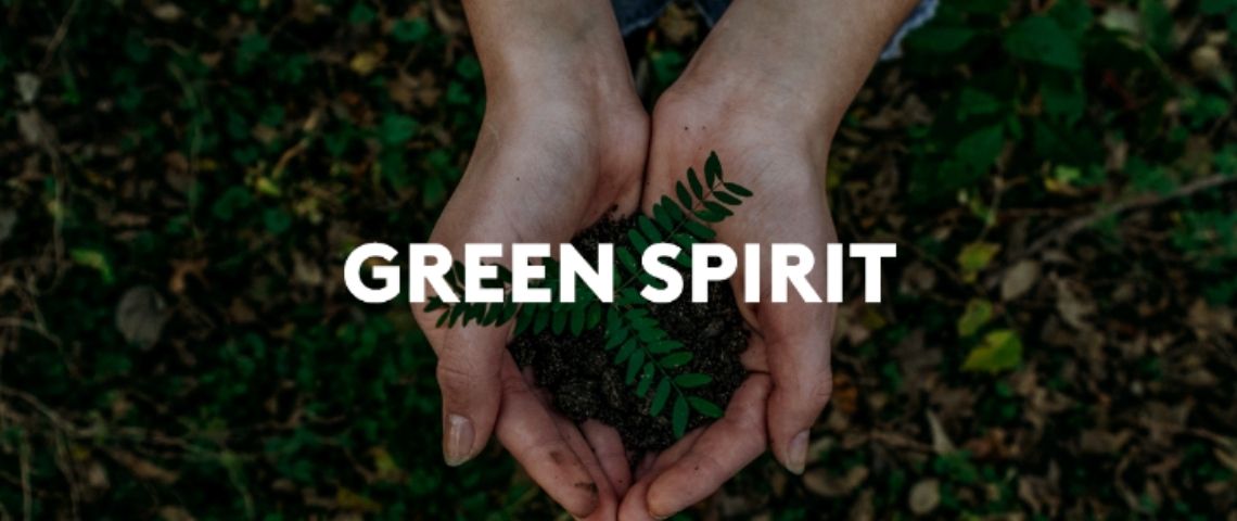 A l'occasion de la Journée mondiale de la Terre le 22 avril 2021, FranceTV Publicité se mobilise pour consacrer plus de place à la Responsabilité et lance ses écrans « Green Spirit ». Visuel avec des mains jointes tenant de la terre, avec le message : Green Spirit