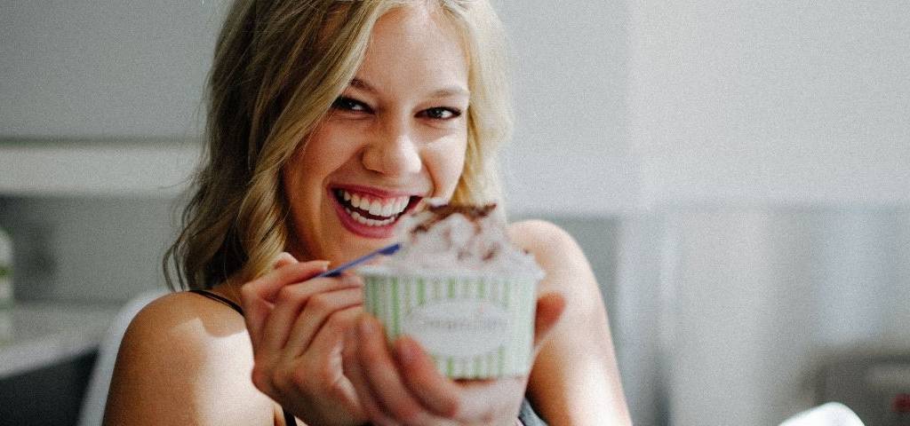 Une femme mangeant une glace