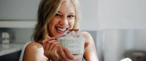 Une femme mangeant une glace
