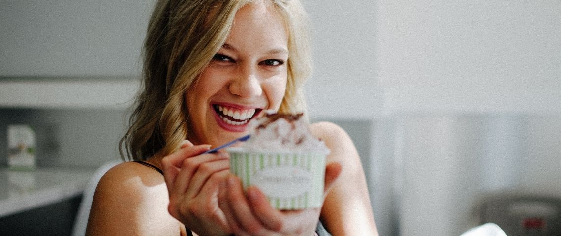 Comment écouter et comprendre ses cibles pour réussir sa campagne ? Le cas de Ben&Jerry’s Une femme mangeant une glace