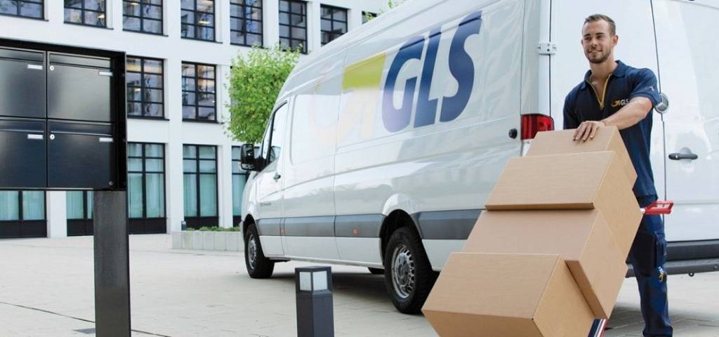 Livreur devant un camion GLS