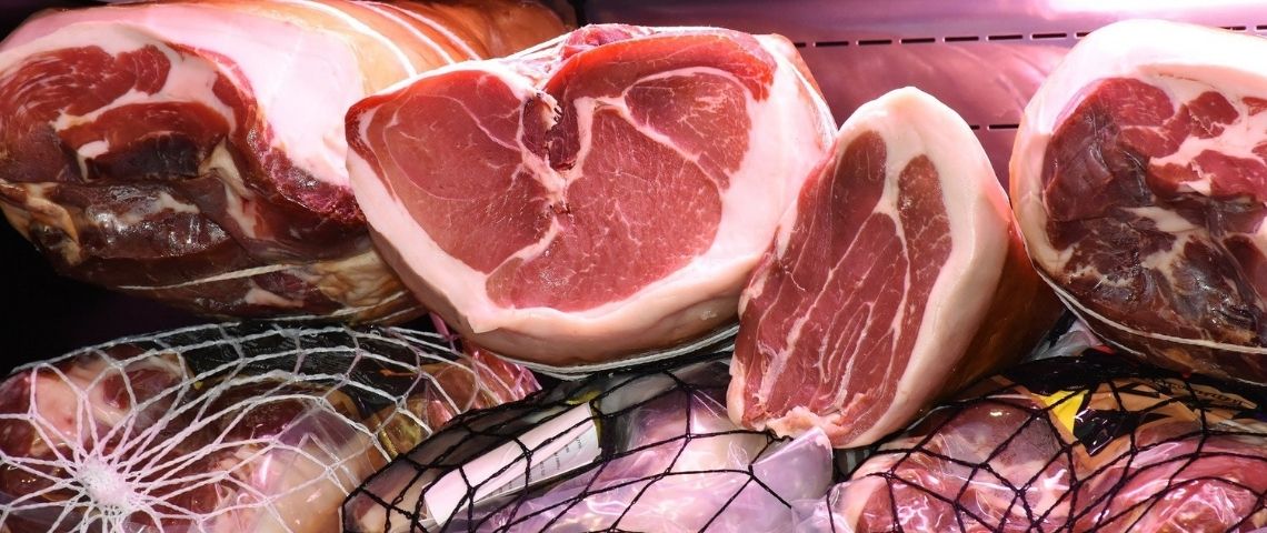 Le groupe Aoste impulse des changements structurants grâce à sa démarche RSE ambitieuse, et se positionne comme acteur de référence du développement durable de la filière porcine. Jambons fumés