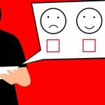 Illustration d'une homme se grattant la tête devant trois emoticones du plus content au moins content