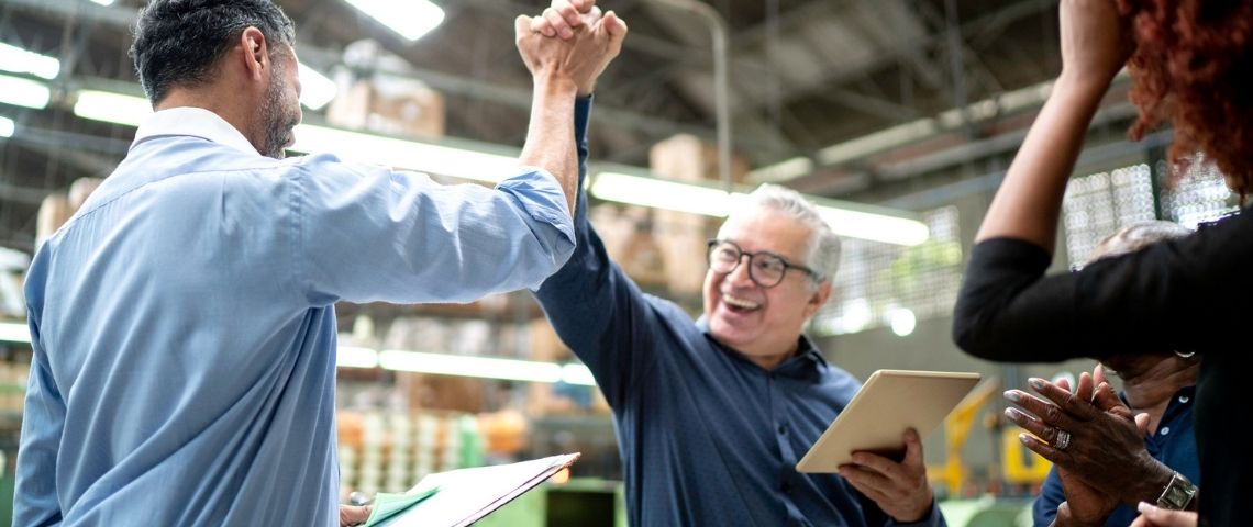 Entreprises, dites adieu à l'organisation pyramidale ! Des employés qui se font un check