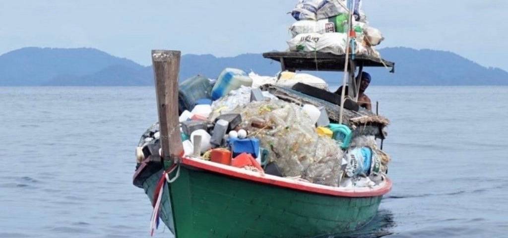 Bateau rempli de plastique