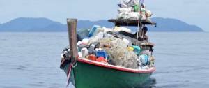 Bateau rempli de plastique