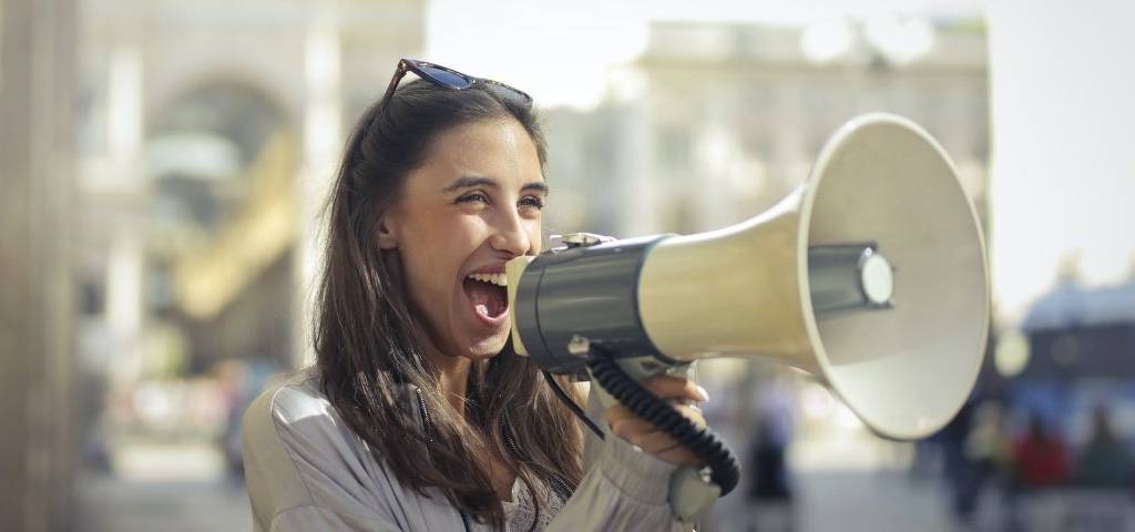 Jeune femme avec un mégaphone