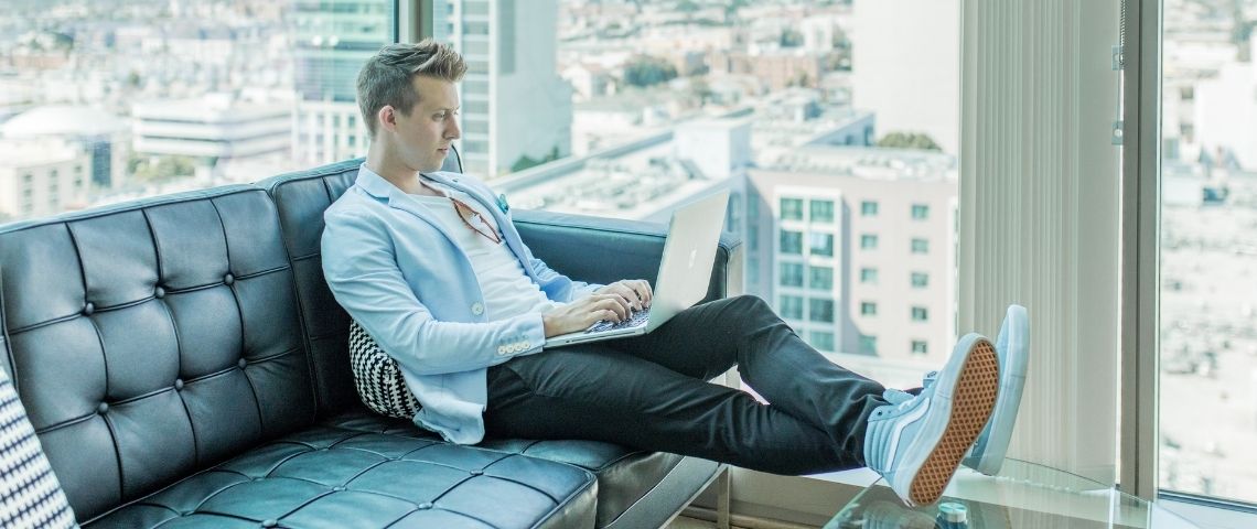 Marketing d'influence : trois mécaniques pour booster vos ventes Un homme écrit sur un ordinateur